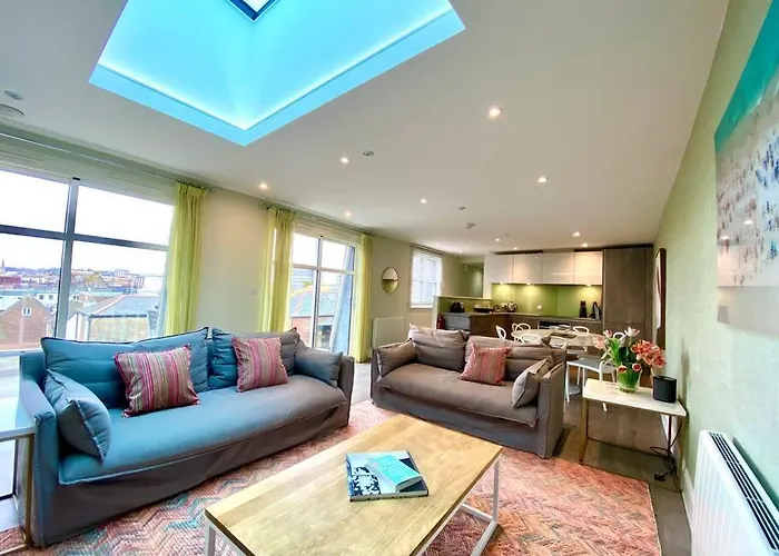 Stunning 3 Bedroom Penthouse Apartment - Free Parking & Wifi - 1 Minute Walk To Poole Quay - Great Location - Free Parking - Fast Wifi - Smart Tv - Newly Decorated - Sleeps Up To 6! Close To Poole & Bournemouth & Sandbanks