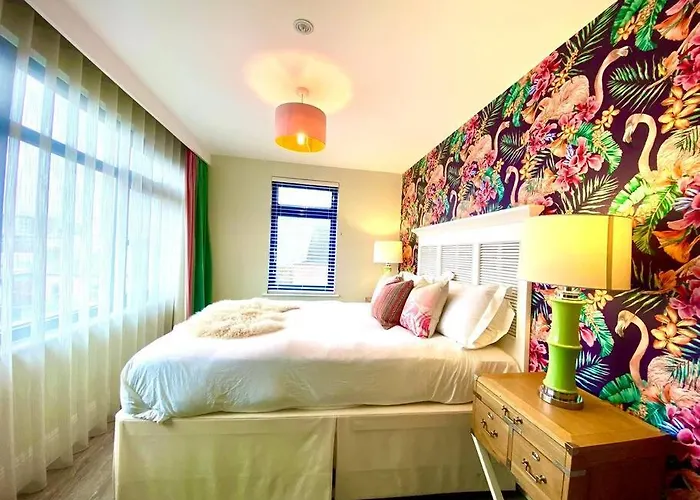Stunning 3 Bedroom Penthouse Apartment - Free Parking & Wifi - 1 Minute Walk To Poole Quay - Great Location - Free Parking - Fast Wifi - Smart Tv - Newly Decorated - Sleeps Up To 6! Close To Poole & Bournemouth & Sandbanks