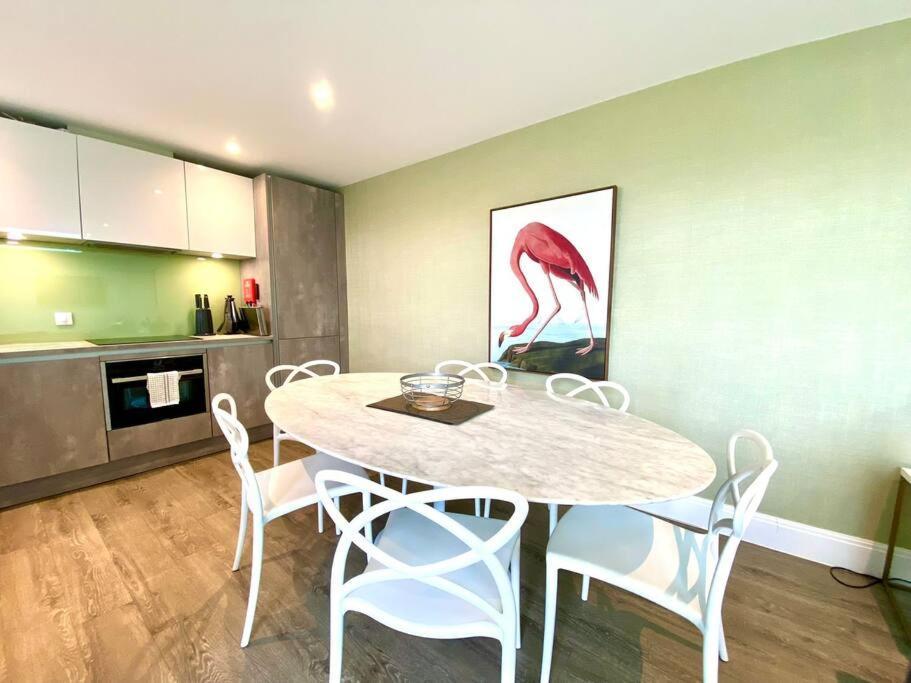 Quayside Penthouse: Poole's Prime 3-bedroom Haven Poole