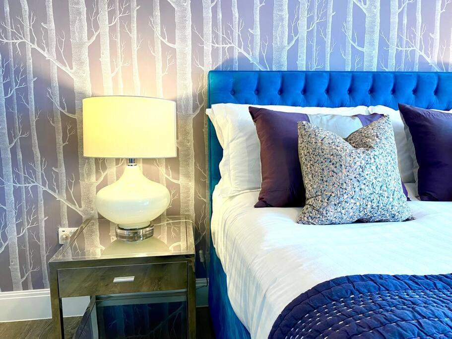 Quayside Penthouse: Poole's Prime 3-bedroom Haven Apartment *