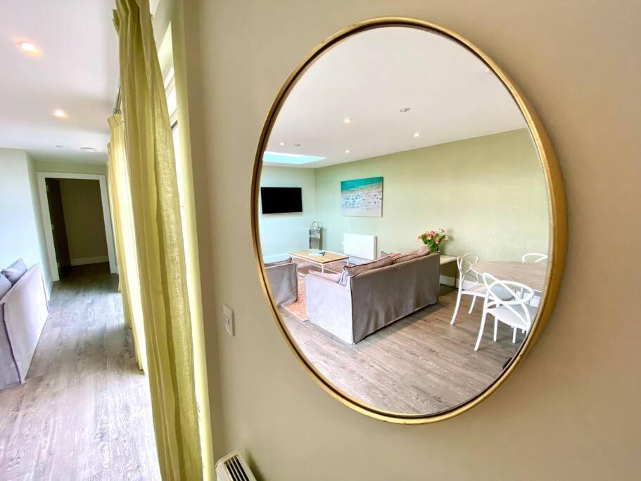 Quayside Penthouse: Poole's Prime 3-bedroom Haven *
