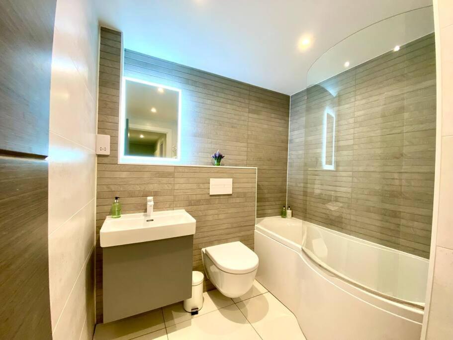 Apartment Quayside Penthouse: Poole's Prime 3-bedroom Haven *