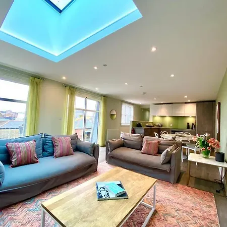 Stunning 3 Bedroom Penthouse Apartment - Free Parking & Wifi - 1 Minute Walk To Poole Quay - Great Location - Free Parking - Fast Wifi - Smart Tv - Newly Decorated - Sleeps Up To 6! Close To Poole & Bournemouth & Sandbanks Esterno foto