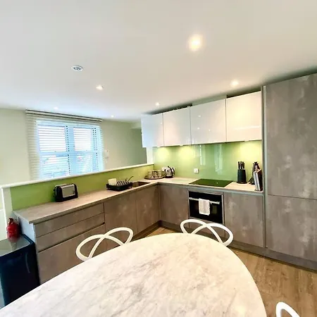 Stunning 3 Bedroom Penthouse Apartment - Free Parking & Wifi - 1 Minute Walk To Poole Quay - Great Location - Free Parking - Fast Wifi - Smart Tv - Newly Decorated - Sleeps Up To 6! Close To Poole & Bournemouth & Sandbanks Esterno foto