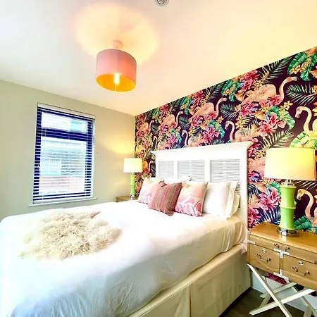 Stunning 3 Bedroom Penthouse Apartment - Free Parking & Wifi - 1 Minute Walk To Poole Quay - Great Location - Free Parking - Fast Wifi - Smart Tv - Newly Decorated - Sleeps Up To 6! Close To Poole & Bournemouth & Sandbanks Esterno foto
