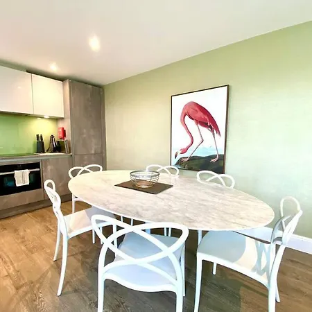 Stunning 3 Bedroom Penthouse Apartment - Free Parking & Wifi - 1 Minute Walk To Poole Quay - Great Location - Free Parking - Fast Wifi - Smart Tv - Newly Decorated - Sleeps Up To 6! Close To Poole & Bournemouth & Sandbanks Esterno foto