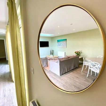 Stunning 3 Bedroom Penthouse Apartment - Free Parking & Wifi - 1 Minute Walk To Poole Quay - Great Location - Free Parking - Fast Wifi - Smart Tv - Newly Decorated - Sleeps Up To 6! Close To Poole & Bournemouth & Sandbanks Esterno foto