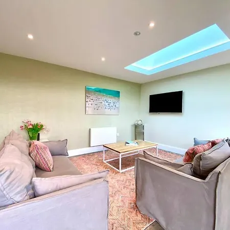 Stunning 3 Bedroom Penthouse Apartment - Free Parking & Wifi - 1 Minute Walk To Poole Quay - Great Location - Free Parking - Fast Wifi - Smart Tv - Newly Decorated - Sleeps Up To 6! Close To Poole & Bournemouth & Sandbanks Esterno foto