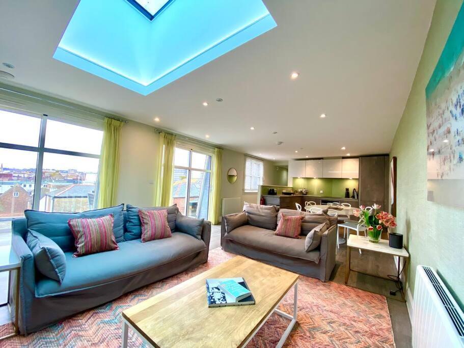 Stunning 3 Bedroom Penthouse - Free Parking & Wifi - 1 Minute Walk To Quay - Great Location - Free Parking - Fast Wifi - Smart Tv - Newly Decorated - Sleeps Up To 6! Close To & Bournemouth & Sandbanks Пул