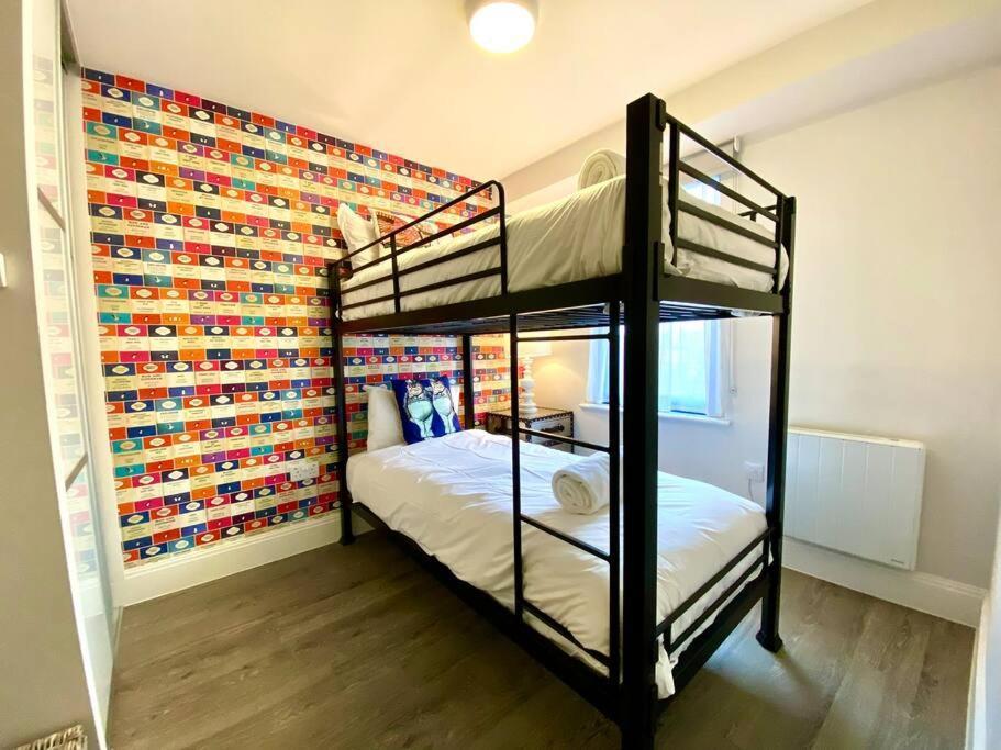 Апартаменты Stunning 3 Bedroom Penthouse - Free Parking & Wifi - 1 Minute Walk To Quay - Great Location - Free Parking - Fast Wifi - Smart Tv - Newly Decorated - Sleeps Up To 6! Close To & Bournemouth & Sandbanks *