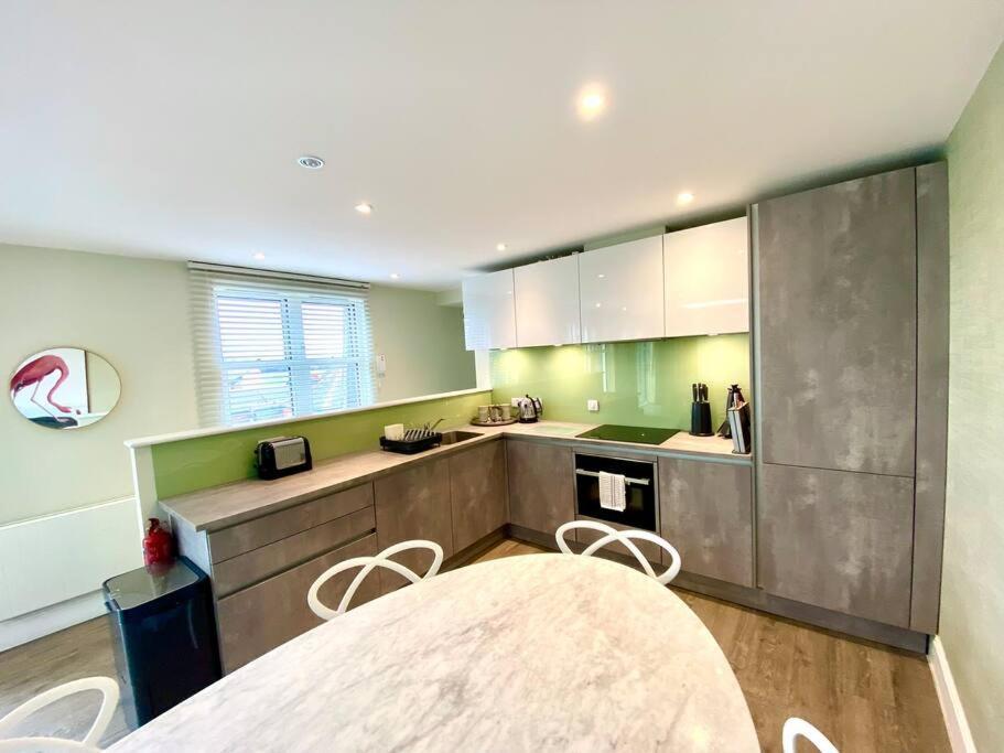 Stunning 3 Bedroom Penthouse - Free Parking & Wifi - 1 Minute Walk To Quay - Great Location - Free Parking - Fast Wifi - Smart Tv - Newly Decorated - Sleeps Up To 6! Close To & Bournemouth & Sandbanks Апартаменты Пул