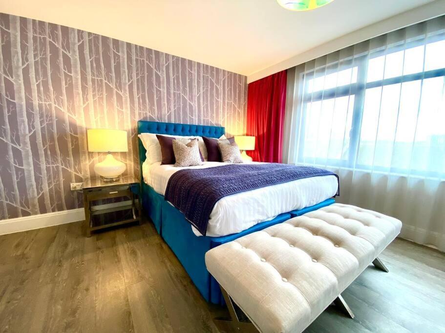 Апартаменты Stunning 3 Bedroom Penthouse - Free Parking & Wifi - 1 Minute Walk To Quay - Great Location - Free Parking - Fast Wifi - Smart Tv - Newly Decorated - Sleeps Up To 6! Close To & Bournemouth & Sandbanks *