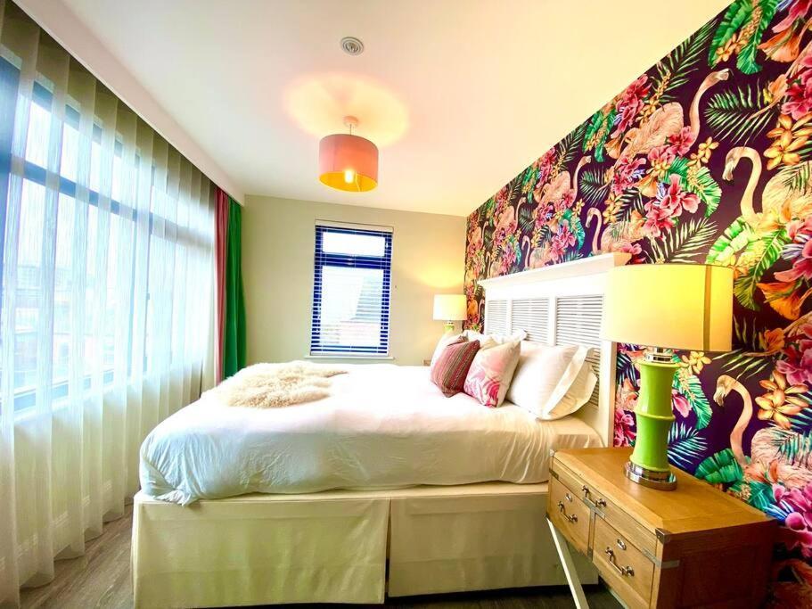 Stunning 3 Bedroom Penthouse - Free Parking & Wifi - 1 Minute Walk To Quay - Great Location - Free Parking - Fast Wifi - Smart Tv - Newly Decorated - Sleeps Up To 6! Close To & Bournemouth & Sandbanks * Пул