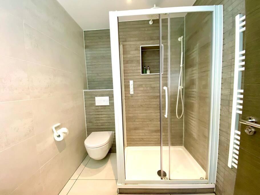 Stunning 3 Bedroom Penthouse - Free Parking & Wifi - 1 Minute Walk To Quay - Great Location - Free Parking - Fast Wifi - Smart Tv - Newly Decorated - Sleeps Up To 6! Close To & Bournemouth & Sandbanks